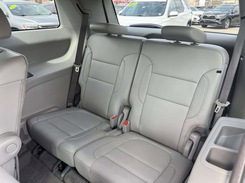 Used 2023 GMC Acadia SLT w/ Preferred Package image 12