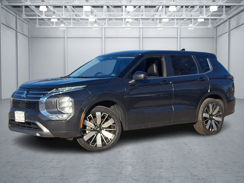 Used 2025 Mitsubishi Outlander SE image 1