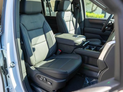 New 2026 GMC Yukon XL Denali w/ Denali Reserve Package AWD/4WD image 9