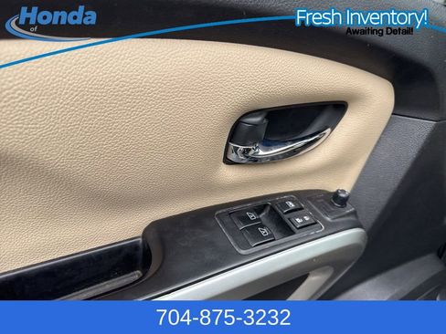 Used 2017 Nissan Titan SV image 15