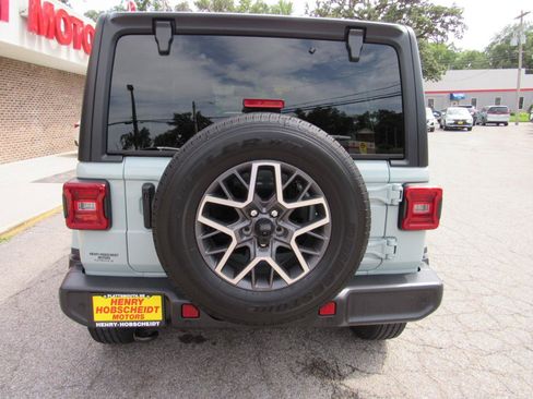 Used 2024 Jeep Wrangler Unlimited Sahara w/ Technology Group AWD/4WD image 3