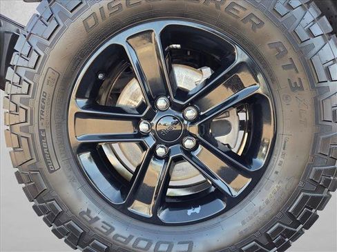 Used 2019 Jeep Wrangler Unlimited Sahara AWD/4WD image 30