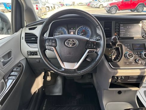 Used 2018 Toyota Sienna XLE w/ XLE Navigation Package FWD image 13