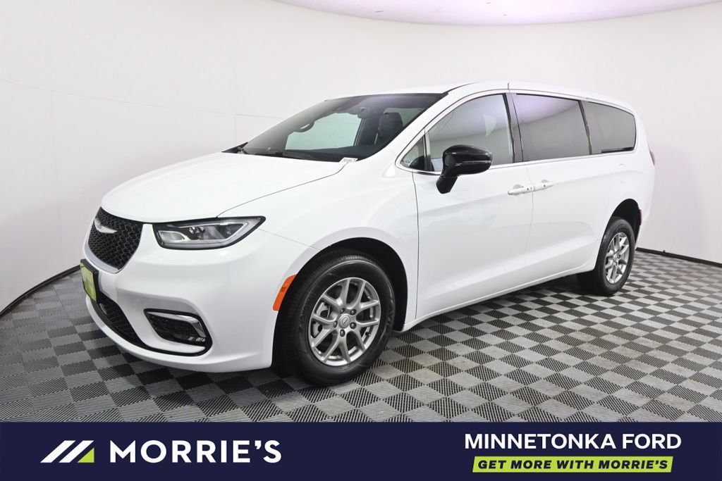 Used 2026 Chrysler Pacifica Select FWD image 3