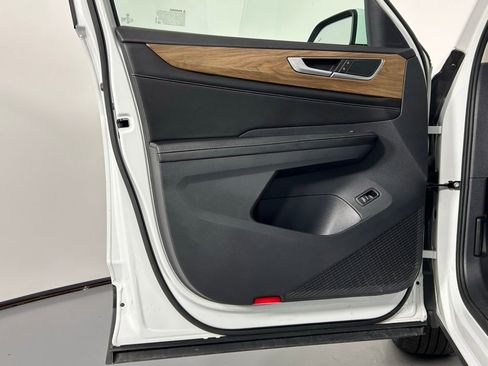 Used 2024 Volkswagen Atlas SE image 32