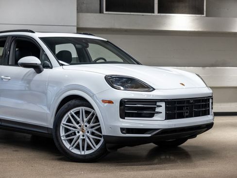 Certified 2025 Porsche Cayenne AWD/4WD image 16