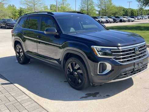 Used 2024 Volkswagen Atlas SE w/ Panoramic Sunroof Package image 2