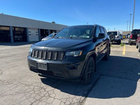 Used 2017 Jeep Grand Cherokee Altitude AWD/4WD image 1
