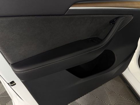 Used 2022 Tesla Model Y Long Range image 18