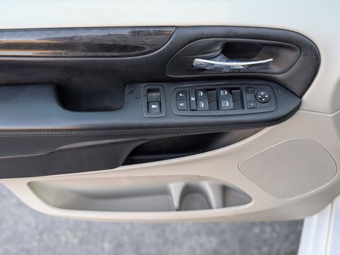 Used 2019 Dodge Grand Caravan SE w/ UConnect Hands-Free Group image 25