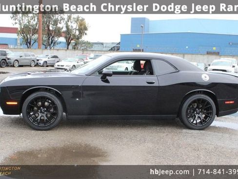 Used 2019 Dodge Challenger SXT image 8