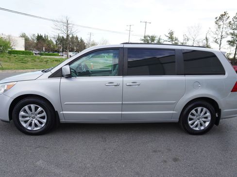 Used 2012 Volkswagen Routan SE image 4