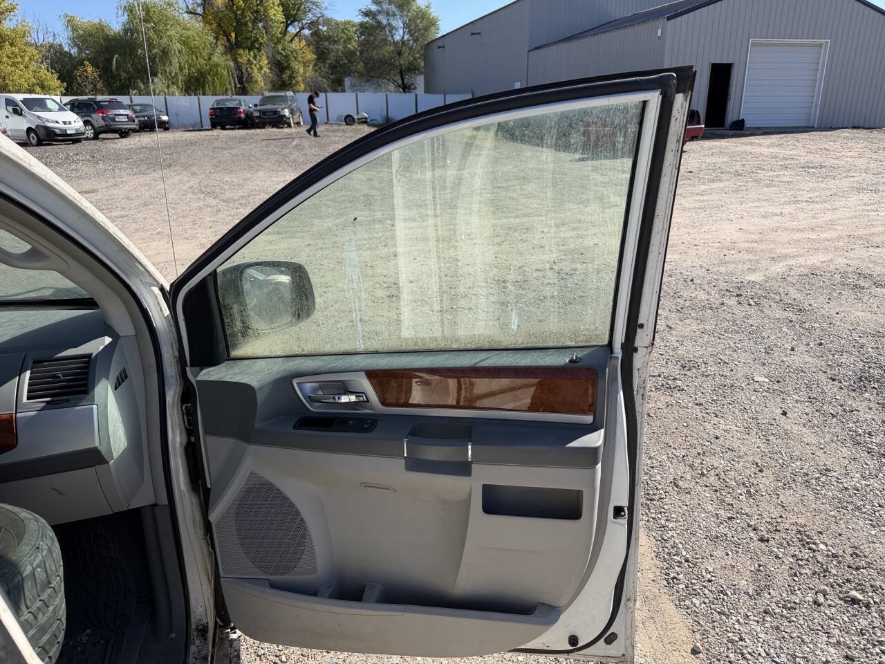 Used 2009 Chrysler Town & Country Touring FWD image 26