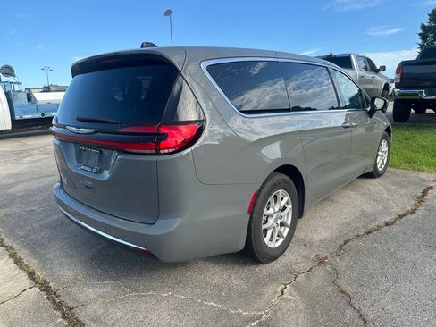 Used 2023 Chrysler Pacifica Touring-L w/ Uconnect Theater Family Group FWD image 3