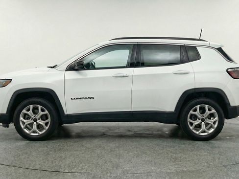 Used 2025 Jeep Compass Latitude AWD/4WD image 5