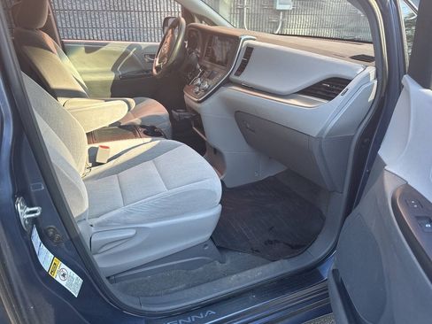 Used 2017 Toyota Sienna LE AWD/4WD image 19
