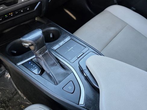 Used 2019 Lexus UX 200 image 22