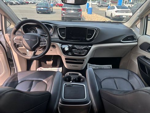 Used 2023 Chrysler Pacifica Touring-L FWD image 29