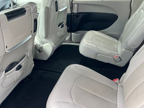 Used 2020 Chrysler Pacifica Touring-L Plus w/ Tire & Wheel Group image 13