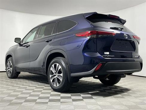 Used 2022 Toyota Highlander XLE image 5