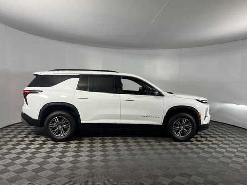 Used 2024 Chevrolet Traverse LT image 3