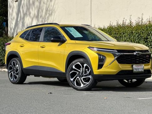 Certified 2025 Chevrolet Trax RS w/ Driver Confidence Package image 2