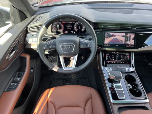 Used 2025 Audi Q8 Premium image 23