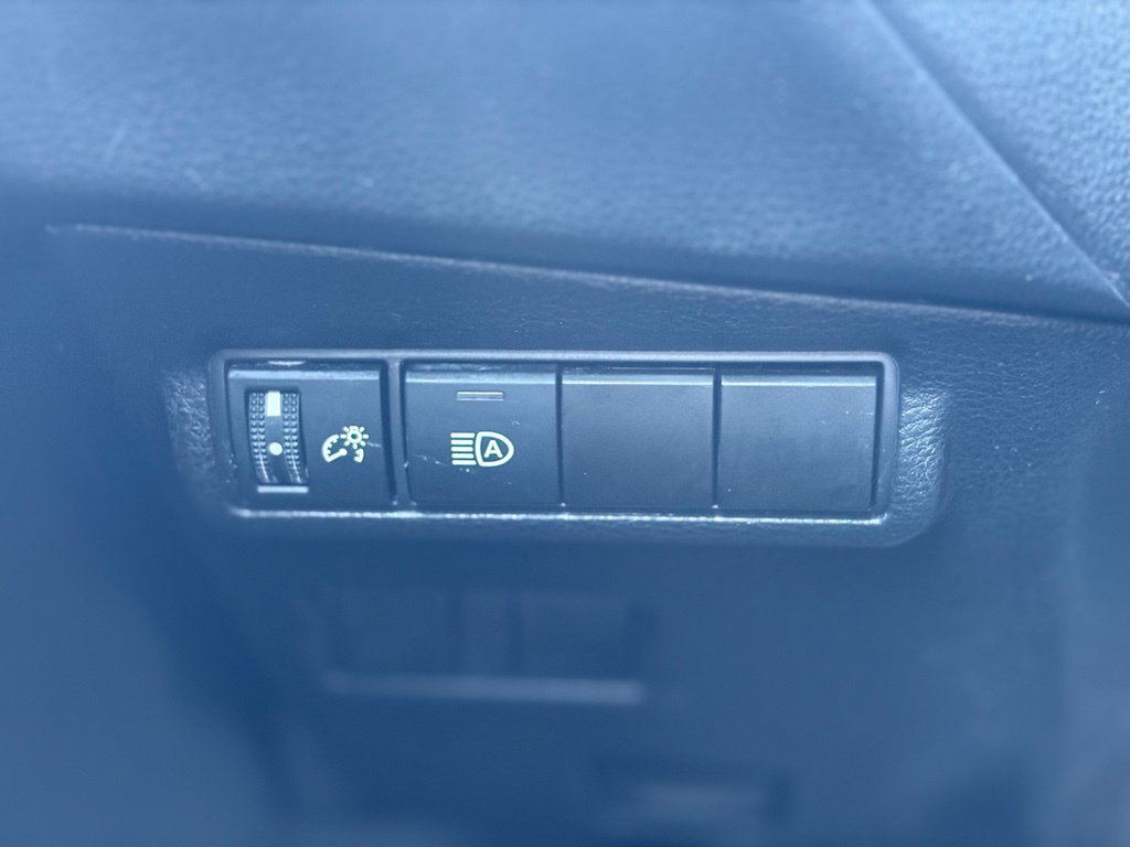 Used 2025 Toyota Corolla Cross LE FWD image 28