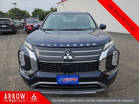 New 2025 Mitsubishi Outlander SE image 3
