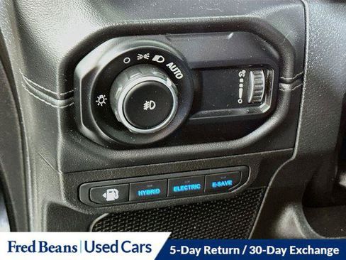 Certified 2024 Jeep Wrangler Unlimited Sahara w/ Technology Group AWD/4WD image 15