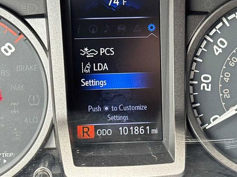 Used 2018 Toyota Tacoma TRD Sport image 28