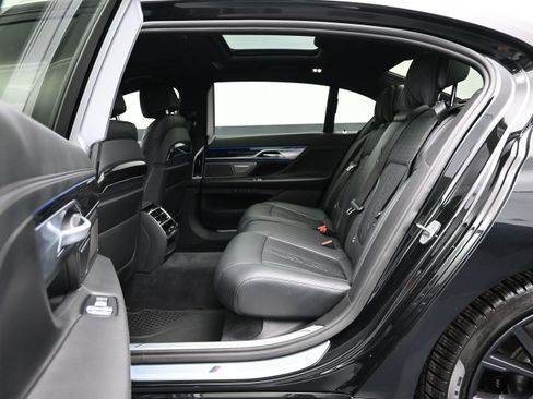 Used 2022 BMW 750i xDrive w/ Luxury Rear Seating Package AWD/4WD image 11