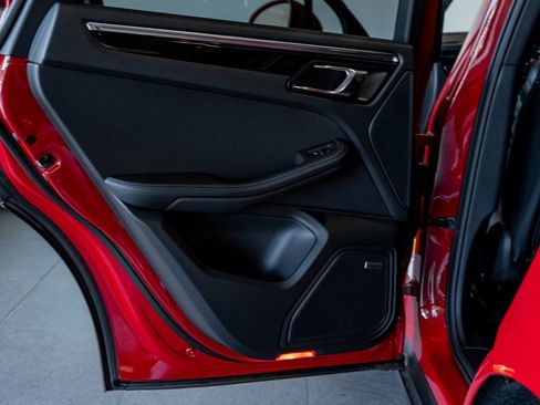 Certified 2025 Porsche Macan image 28