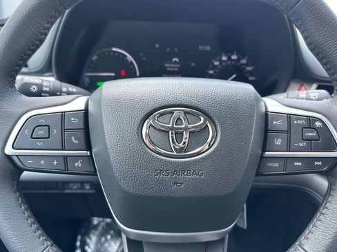 Certified 2025 Toyota Sienna XLE image 30