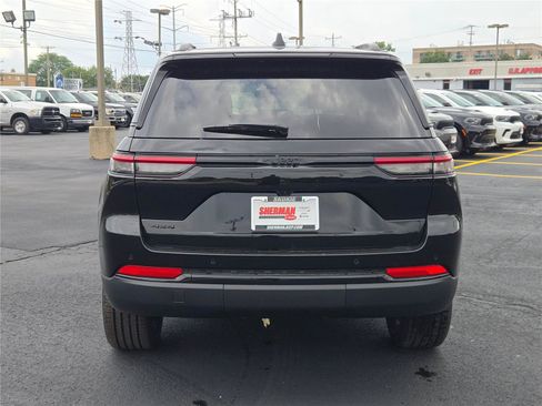 New 2025 Jeep Grand Cherokee Altitude image 15