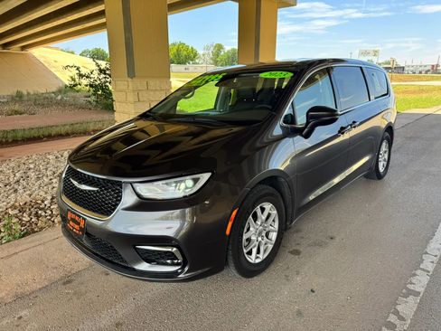 Used 2023 Chrysler Pacifica Touring-L FWD image 7