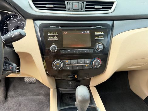 Used 2016 Nissan Rogue S FWD image 16