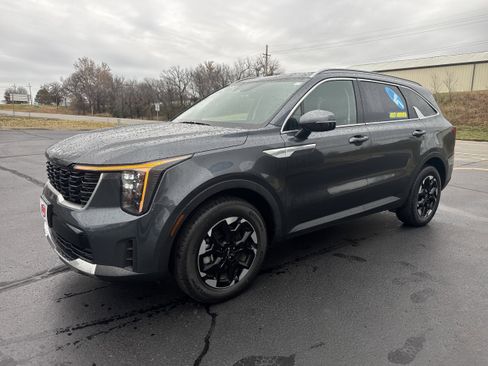 Used 2024 Kia Sorento S image 3