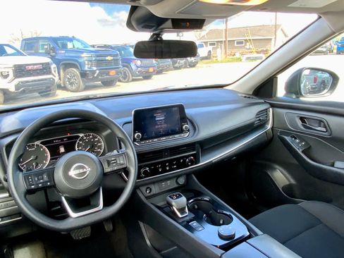 Used 2024 Nissan Rogue S AWD/4WD image 30