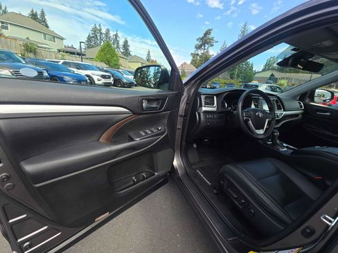 Used 2019 Toyota Highlander XLE AWD/4WD image 17