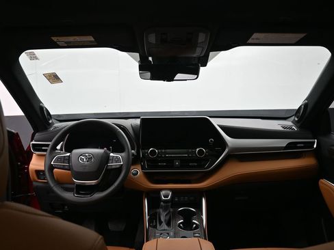 Certified 2025 Toyota Highlander LE AWD/4WD image 32