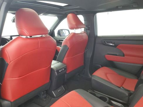 Used 2024 Toyota Highlander XSE FWD image 16