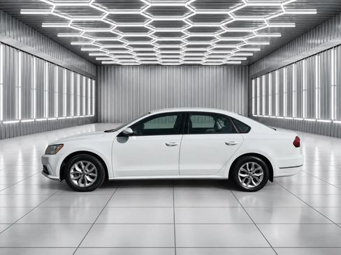 Used 2018 Volkswagen Passat 2.0T S FWD image 4