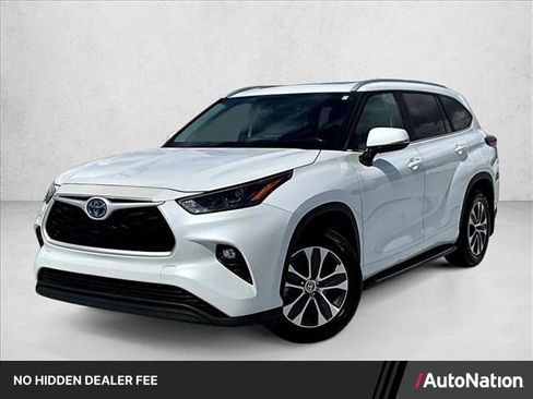 Used 2024 Toyota Highlander XLE FWD image 1