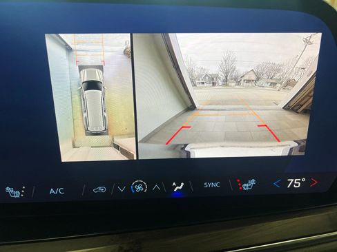 Used 2025 Chevrolet Suburban LT image 73