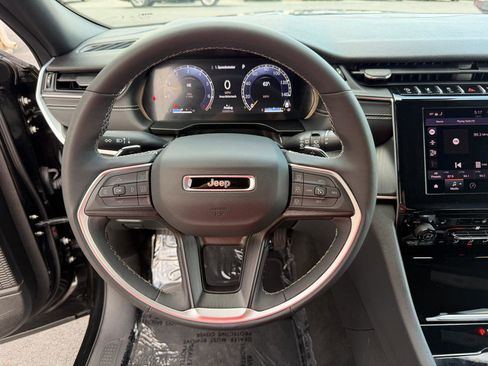 Used 2025 Jeep Grand Cherokee Altitude image 24