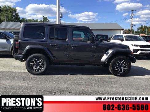 Used 2025 Jeep Wrangler Unlimited Sahara AWD/4WD image 7