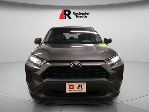 Used 2022 Toyota RAV4 LE AWD/4WD image 2