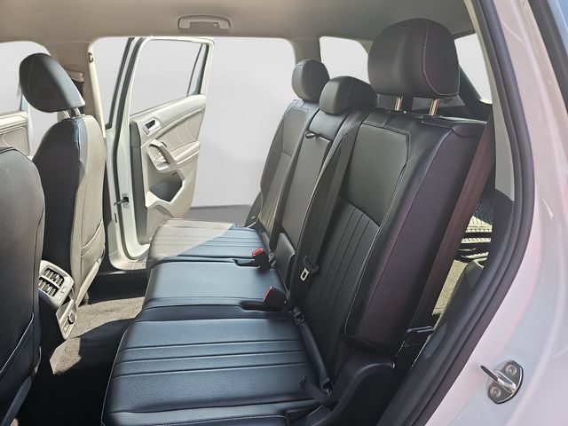Used 2024 Volkswagen Tiguan SE FWD image 35