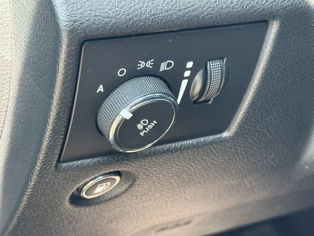 Used 2017 Jeep Grand Cherokee Altitude AWD/4WD image 8